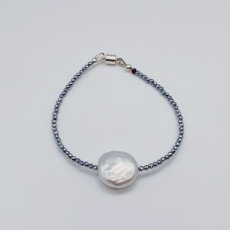 Bracelet en Hématite gris clair et Perle d’eau douce bouton