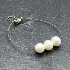 Bracelet câble 3 perles d’eau douce rondes